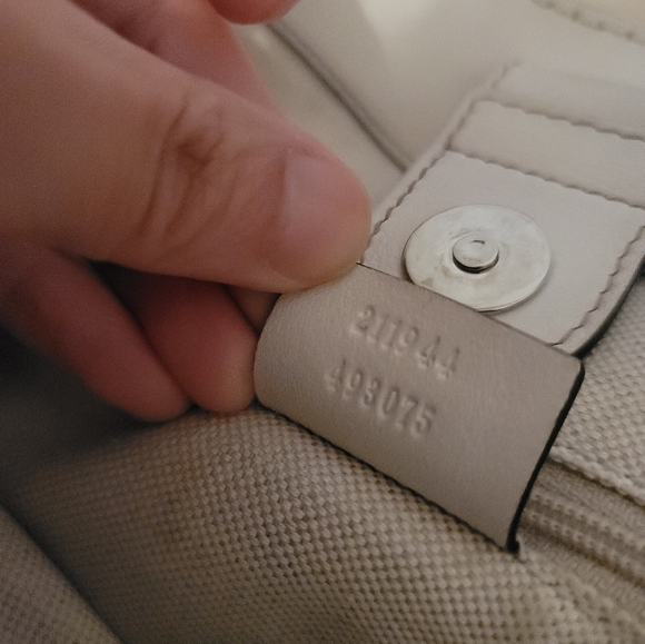 Authentic Gucci White Sukey Tote - Picture 7 of 16